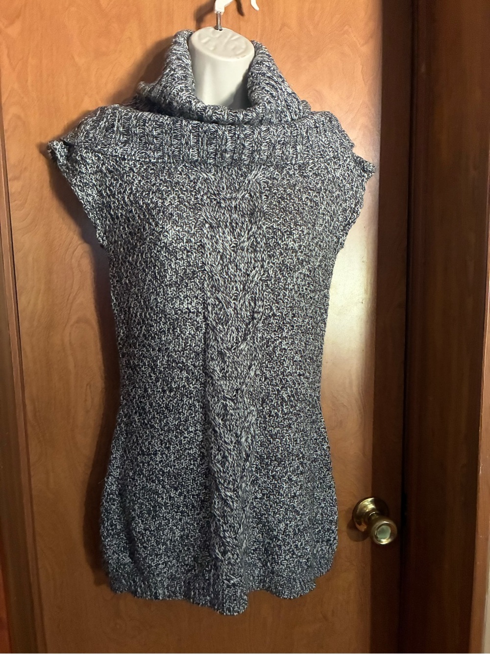 Sleeveless Turtleneck Cable Knit Sweater - Gray